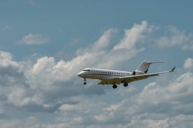 Zürih, İsviçre, 13 Temmuz 2023 CS-GLJ Bombacı Global 6500 uçağı 14 nolu piste iniyor.