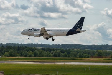 Zürih, İsviçre, 13 Temmuz 2023 D-AIQS Lufthansa Airbus A320-211 uçağı 14 numaralı piste iniyor.