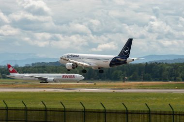 Zürih, İsviçre, 13 Temmuz 2023 D-AIQS Lufthansa Airbus A320-211 uçağı 14 numaralı piste iniyor.