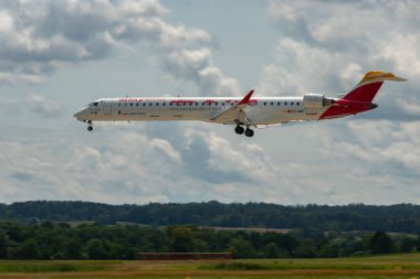 Zürih, İsviçre, 13 Temmuz 2023 EC-MRI Iberia Mitsubishi CRJ-1000 uçağı 14 numaralı piste iniyor.