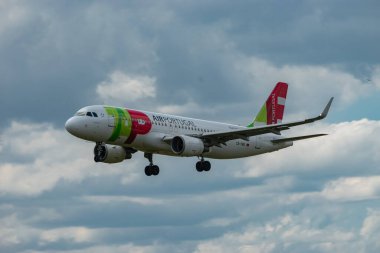 Zürih, İsviçre, 13 Temmuz 2023 CS-TNQ TAP Air Portugal Airbus A320-214 numaralı uçak 14 numaralı piste iniyor.