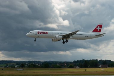Zürih, İsviçre, 13 Temmuz 2023 HB-IOM İsviçreli uluslararası havayolu Airbus A321-212 uçağı 14 numaralı piste iniyor.