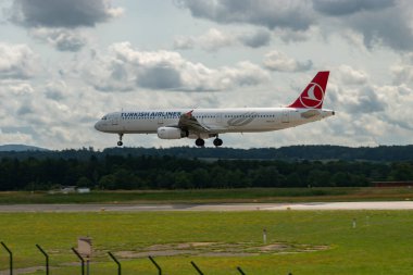 Zürih, İsviçre, 13 Temmuz 2023 TC-JMJ Türk Hava Yolları Airbus A321-231 uçağı 14 numaralı piste iniyor.