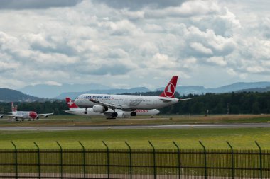 Zürih, İsviçre, 13 Temmuz 2023 TC-JMJ Türk Hava Yolları Airbus A321-231 uçağı 14 numaralı piste iniyor.