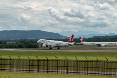Zürih, İsviçre, 13 Temmuz 2023 TC-JMJ Türk Hava Yolları Airbus A321-231 uçağı 14 numaralı piste iniyor.