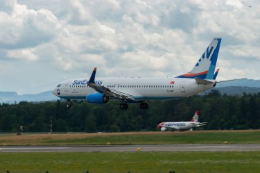Zürih, İsviçre, 13 Temmuz 2023 TC-SPP Sun Express Boeing 737-8MA uçağı 14 numaralı piste iniyor.