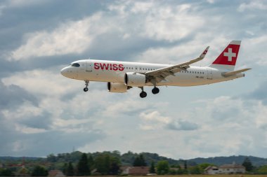 Zürih, İsviçre, 13 Temmuz 2023 İsviçre Uluslararası Havayolları Airbus A320-271N Neo uçağı 14 numaralı piste iniyor.