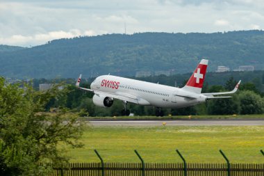 Zürih, İsviçre, 13 Temmuz 2023 İsviçre Uluslararası Havayolları Airbus A320-271N Neo uçağı 14 numaralı piste iniyor.