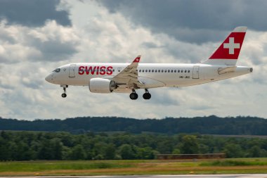 Zürih, İsviçre, 13 Temmuz 2023 HB-JBC İsviçreli uluslararası havayolu Bombardıman uçağı CS-100 veya Airbus A220 uçağı 14 nolu piste iniyor.