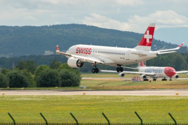 Zürih, İsviçre, 13 Temmuz 2023 HB-JBC İsviçreli uluslararası havayolu Bombardıman uçağı CS-100 veya Airbus A220 uçağı 14 nolu piste iniyor.