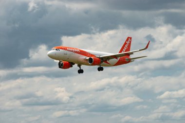 Zürih, İsviçre, 13 Temmuz 2023 OE-IJK Easy Jet Airbus A320-214 numaralı uçak 14 numaralı piste iniyor.