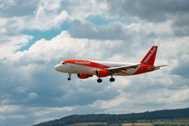 Zürih, İsviçre, 13 Temmuz 2023 OE-IJK Easy Jet Airbus A320-214 numaralı uçak 14 numaralı piste iniyor.