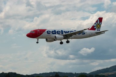 Zürih, İsviçre, 13 Temmuz 2023 HB-IJV Edelweiss Air Airbus A320-214 numaralı uçak 14 numaralı piste iniyor.