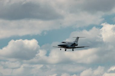 Zürih, İsviçre, 13 Temmuz 2023 D-ITOC Beech 390 Premier IA uçağı 14 numaralı piste iniyor.