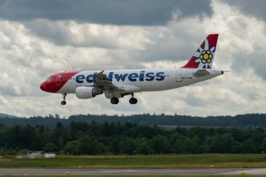 Zürih, İsviçre, 13 Temmuz 2023 HB-IJV Edelweiss Air Airbus A320-214 numaralı uçak 14 numaralı piste iniyor.