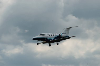 Zürih, İsviçre, 13 Temmuz 2023 D-ITOC Beech 390 Premier IA uçağı 14 numaralı piste iniyor.