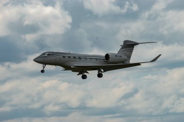 Zürih, İsviçre, 13 Temmuz 2023 OE-LVA Gulfstream G500 uçağı 14 numaralı piste iniyor.