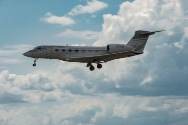 Zürih, İsviçre, 13 Temmuz 2023 OE-LVA Gulfstream G500 uçağı 14 numaralı piste iniyor.