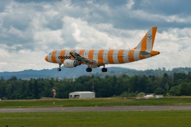 Zürih, İsviçre, 13 Temmuz 2023 D-AICU Condor Airbus A320-214 özel boyalı uçak 14 numaralı piste iniyor.
