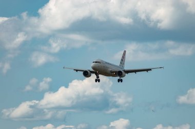 Zürih, İsviçre, 13 Temmuz 2023 A9-CTN Croatia Airlines Airbus A319-112 numaralı uçak 14 numaralı piste iniyor.