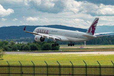 Zürih, İsviçre, 13 Temmuz 2023 A7-AML Katar Havayolları Airbus A350-941 uçak 14 numaralı piste iniyor.