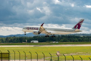 Zürih, İsviçre, 13 Temmuz 2023 A7-AML Katar Havayolları Airbus A350-941 uçak 14 numaralı piste iniyor.