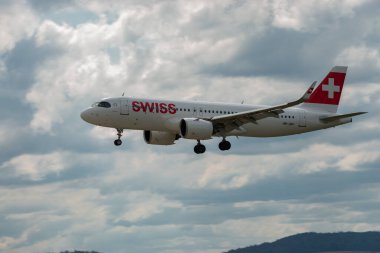 Zürih, İsviçre, 13 Temmuz 2023 HB-JDF İsviçre uluslararası havayolları Airbus A320-271N Neo uçağı 14 numaralı piste iniyor.