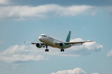 Zürih, İsviçre, 13 Temmuz 2023 5B-DDQ Cyprus Airways Airbus A320-214 numaralı uçak 14 numaralı piste iniyor.
