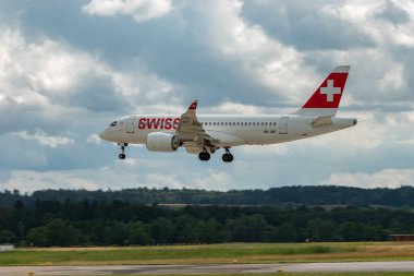 Zürih, İsviçre, 13 Temmuz 2023 HB-JBF İsviçreli uluslararası havayolları Bombacı CS-100 veya Airbus A220 uçağı 14 nolu piste iniyor.