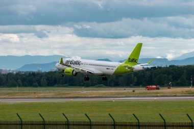 Zürih, İsviçre, 13 Temmuz 2023 YL-ABM Hava Baltık Bombacısı CS-300 veya Airbus A220 uçağı 14 numaralı piste iniyor.