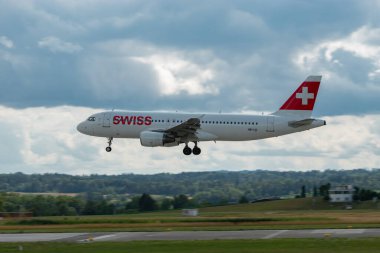 Zürih, İsviçre, 13 Temmuz 2023 HB-IJL İsviçreli uluslararası havayolu Airbus A320-214 uçağı 14 numaralı piste iniyor.