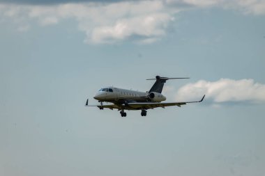 Zürih, İsviçre, 13 Temmuz 2023 9H-XFX Embraer Legacy 500 uçağı 14 numaralı piste iniyor.