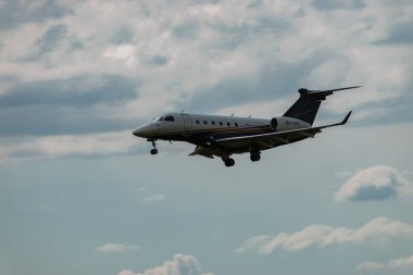 Zürih, İsviçre, 13 Temmuz 2023 9H-XFX Embraer Legacy 500 uçağı 14 numaralı piste iniyor.