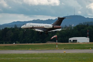 Zürih, İsviçre, 13 Temmuz 2023 9H-XFX Embraer Legacy 500 uçağı 14 numaralı piste iniyor.