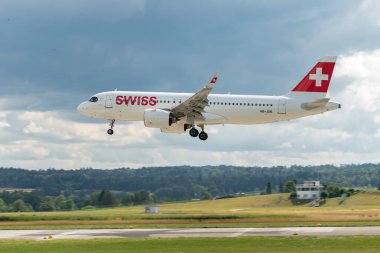 Zürih, İsviçre, 13 Temmuz 2023 HB-JDB İsviçreli uluslararası havayolu Airbus A320-217N Neo 14 numaralı piste iniyor.