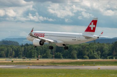 Zürih, İsviçre, 13 Temmuz 2023 HB-JDB İsviçreli uluslararası havayolu Airbus A320-217N Neo 14 numaralı piste iniyor.
