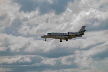 Zürih, İsviçre, 13 Temmuz 2023 OE-GDS Cessna 560XL Citation XLS + uçak 14 numaralı piste iniyor.