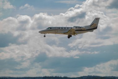 Zürih, İsviçre, 13 Temmuz 2023 OE-GDS Cessna 560XL Citation XLS + uçak 14 numaralı piste iniyor.