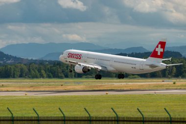 Zürih, İsviçre, 13 Temmuz 2023 HB-IOD İsviçreli uluslararası havayolu Airbus A321-111 uçağı 14 numaralı piste iniyor.