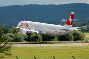 Zürih, İsviçre, 13 Temmuz 2023 HB-IOD İsviçreli uluslararası havayolu Airbus A321-111 uçağı 14 numaralı piste iniyor.