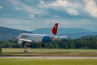 Zürih, İsviçre, 13 Temmuz 2023 HB-JOJ Chair Airbus A319-112 numaralı uçak 14 numaralı piste iniyor.