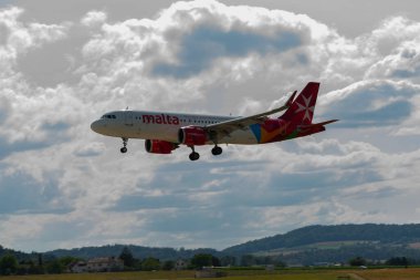 Zürih, İsviçre, 13 Temmuz 2023 9H-NEO Air Malta Airbus A320-251N uçağı 14 numaralı piste iniyor.