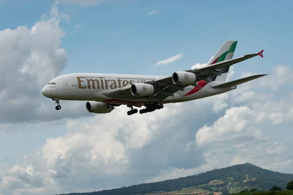 瑞士苏黎世 2023年7月13日 Eoh阿联酋空中客车A380 861飞机在14号跑道着陆 — 图库照片