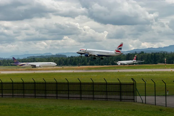 Zürih, İsviçre, 13 Temmuz 2023 G-LCAH British Airways Embraer E190-SR uçağı 14 numaralı piste iniyor.