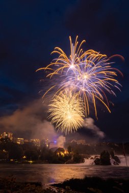 Ren Şelalesi 'nde Neuhausen, İsviçre, 31 Temmuz 2023 Ren Şelalesi' nde ertesi günkü kutlama sırasında İsviçre ulusal bayramında muhteşem havai fişek gösterisi