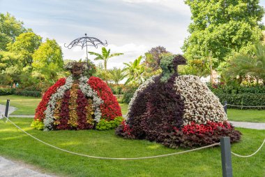 Mainau, Almanya, 20 Temmuz 2023 Güzel bir parkta çiçeklerle yapılan heykel