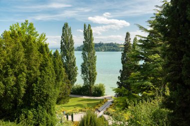 Mainau, Almanya, 20 Temmuz 2023 Güneşli bir günde Constance Gölü 'nün muhteşem manzarası
