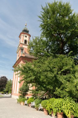 Mainau, Almanya, 20 Temmuz 2023 Güzel bir parktaki tarihi aziz Marien Kilisesi