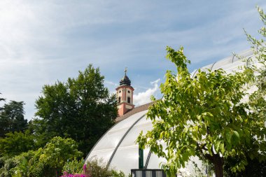 Mainau, Almanya, 20 Temmuz 2023 Botanik bahçesindeki güzel çiftlikler