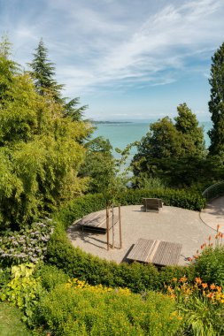 Mainau, Almanya, 20 Temmuz 2023 Güneşli bir günde güzel bir parktan Constance Gölü üzerinde etkileyici bir manzara